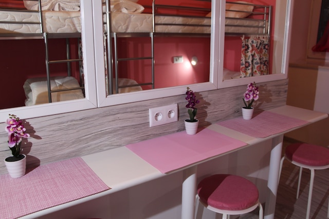 ローフ ホステル & コーヒー