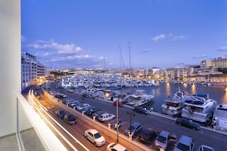 ラグジャリー 3 ベッドルーム アパートメント ウィズ マリーナ ビューズ