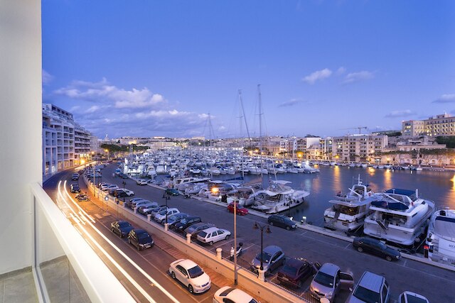 ラグジャリー 3 ベッドルーム アパートメント ウィズ マリーナ ビューズ