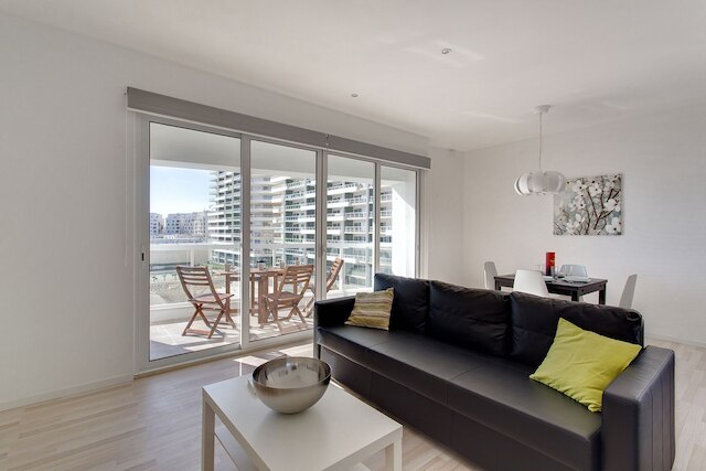 海を望む最高のロケーションにあるモダンなアパートメント