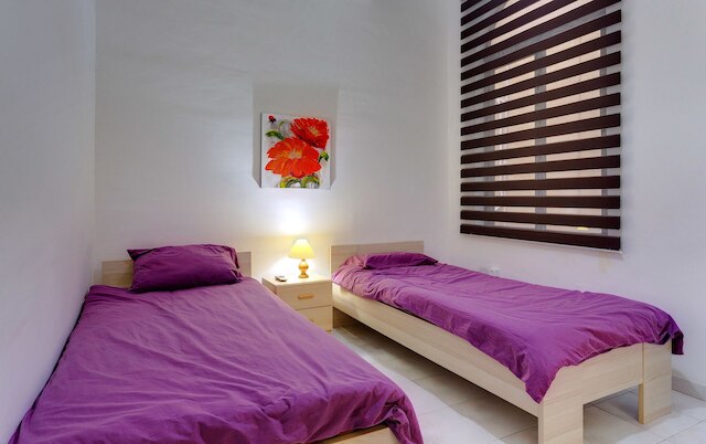 スペーシャス シーフロント アパートメント ウィズ スタニング ビューズ