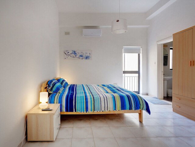 スペーシャス シーフロント アパートメント ウィズ スタニング ビューズ