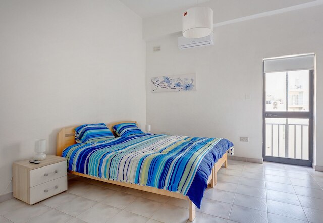 スペーシャス シーフロント アパートメント ウィズ スタニング ビューズ