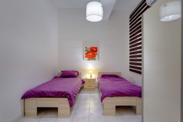 スペーシャス シーフロント アパートメント ウィズ スタニング ビューズ