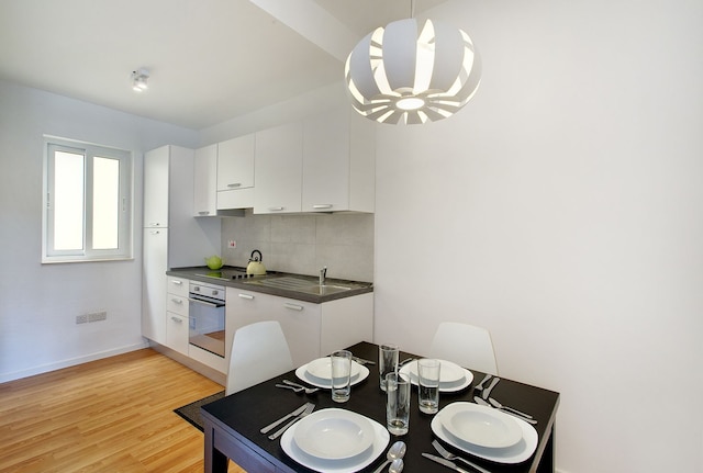 モダン アパートメント ウィズ スタニング シービューズ