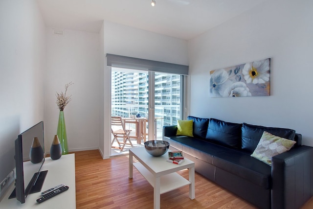 モダン アパートメント ウィズ スタニング シービューズ