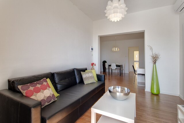 モダン アパートメント ウィズ スタニング シービューズ