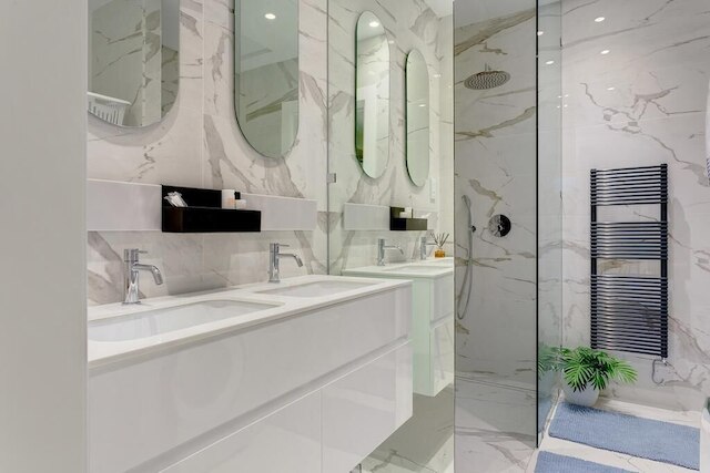 ティニエ ポイントにある素晴らしいアパート、プールあり