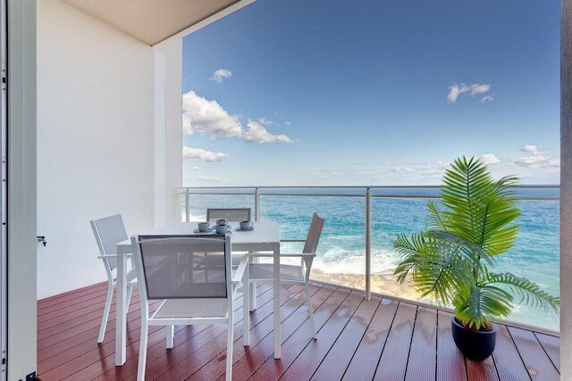 ティニエ ポイントにある素晴らしいアパート、プールあり