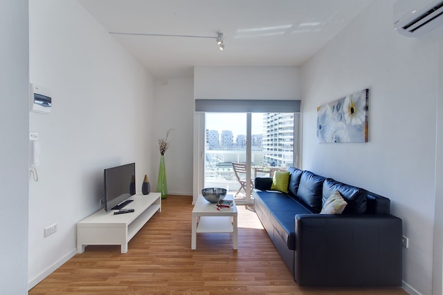 モダン アパートメント ウィズ スタニング シービューズ