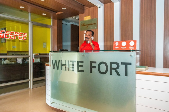 OYO フラッグシップ 18338 ホワイト フォート