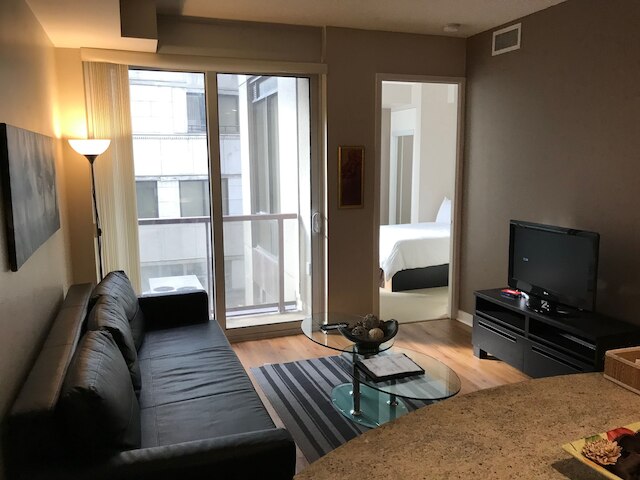 アトラス スイーツ オン ヤング & ブロア