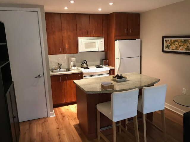 アトラス スイーツ オン ヤング & ブロア