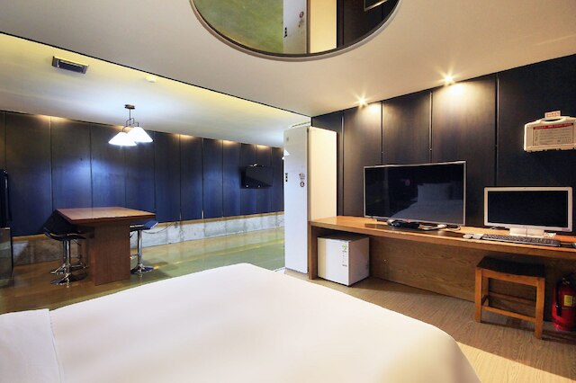 H ドライブ ホテル