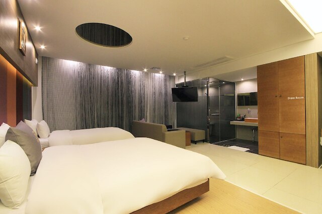 H ドライブ ホテル