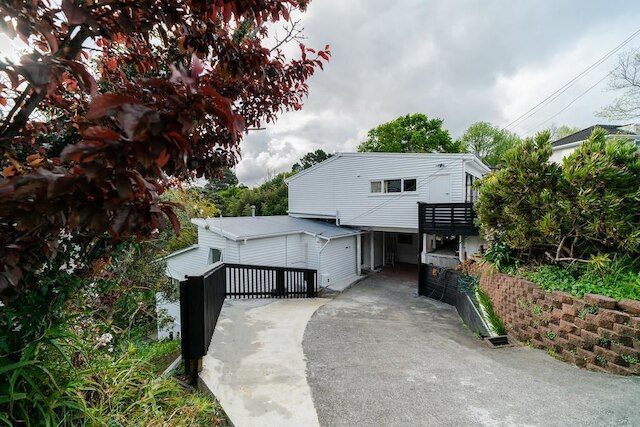 タカプナ中心部にある広々とした新しい家