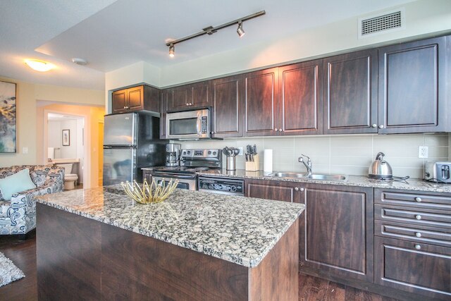 サルカー スイーツ - フォート ヨーク ブールバード