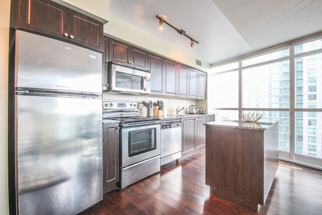 サルカー スイーツ - フォート ヨーク ブールバード