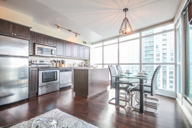 サルカー スイーツ - フォート ヨーク ブールバード