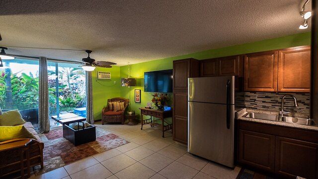 オーシャンフロント リモデーレド スタジオ コンド