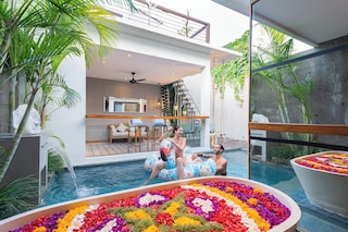 アヨーナ  ヴィラ  スミニャック バイ イニI ヴィー ホスピタリティ