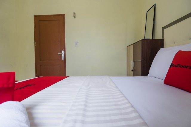 レッドドアーズ ニア ポーリテクニック ネグリ メダン