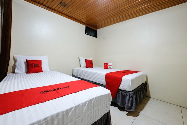 レッドドアーズ アット ジャラン セティアブディ スマラン