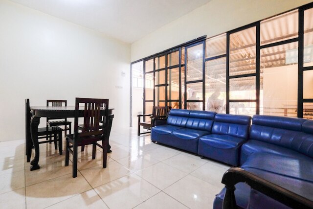 レッドドアーズ アット ジャラン セティアブディ スマラン