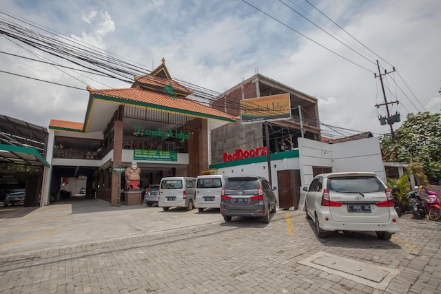 レッドドアーズ アット ケルタジャヤ スラバヤ