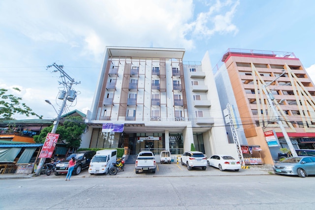 レッドドアーズ プラス アット ロクサス ストリート ダバオ