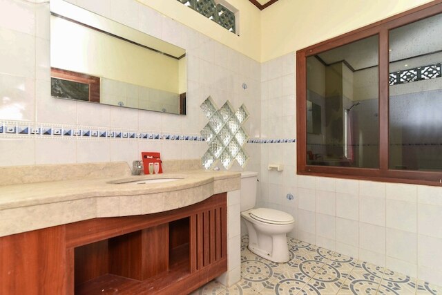 レッドドアーズ プラス セミニャック スクエア近く