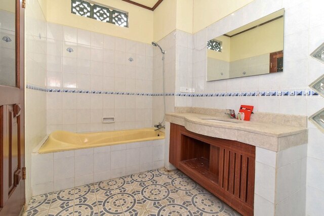 レッドドアーズ プラス セミニャック スクエア近く