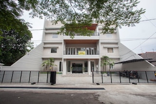 レッドドアーズ シャリア ニア ウニベルシタス ネジェリ マラング