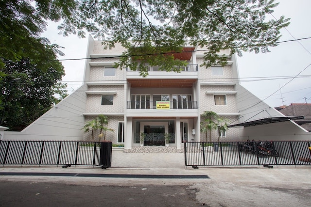 レッドドアーズ シャリア ニア ウニベルシタス ネジェリ マラング