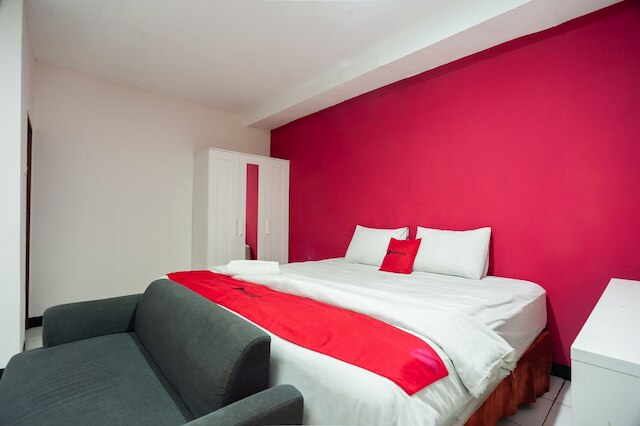 レッドドアーズ プラス モール ケルパ ゲイディング近く