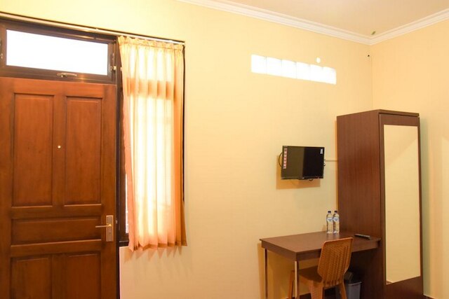 レッドドアーズ ニア ターミナル A アジスチプト エアポート