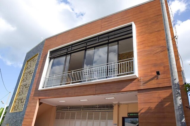 レッドドアーズ ニア ターミナル A アジスチプト エアポート