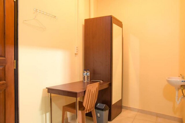 レッドドアーズ ニア ターミナル A アジスチプト エアポート