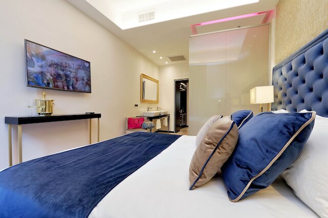 スパニッシュ・ダイヤモンド・ラグジュアリー・スイーツ&ジャクージ