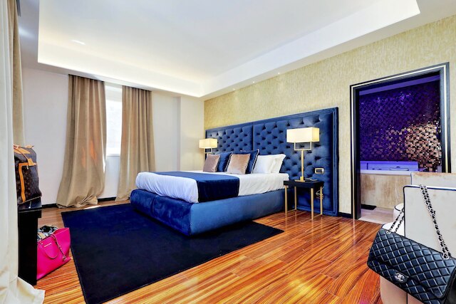 スパニッシュ・ダイヤモンド・ラグジュアリー・スイーツ&ジャクージ