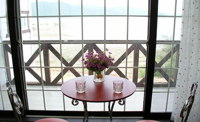 ホワイト ハウス オン ザ ヒル ハヤンジップ