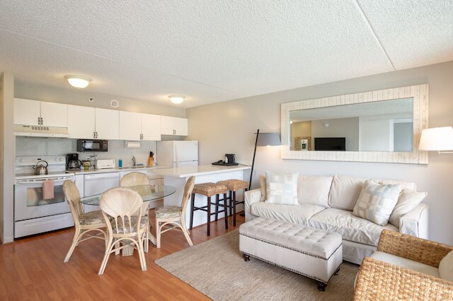 ワイキキ バンヤン - プール デッキ レベル タワー 1 スイート 610