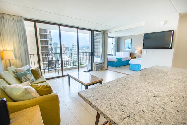 ワイキキ バンヤン - オーシャン ビュー タワー 1 スイート 2210