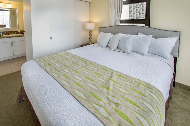 ワイキキ バンヤン - オーシャン ビュー タワー 1 スイート 2214