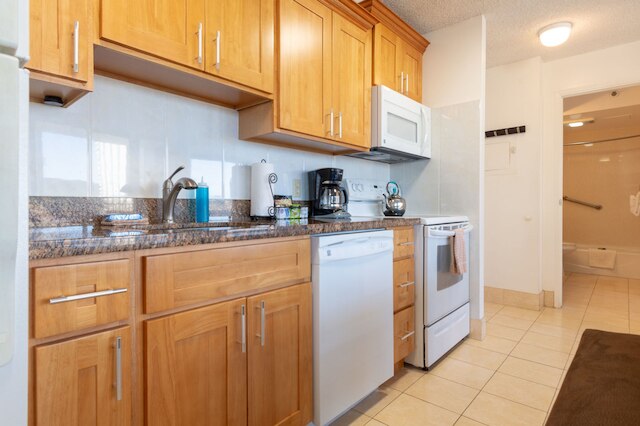 ワイキキ バンヤン - プール ビュー タワー 1 スイート 1501