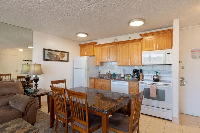 ワイキキ バンヤン - プール ビュー タワー 1 スイート 1501