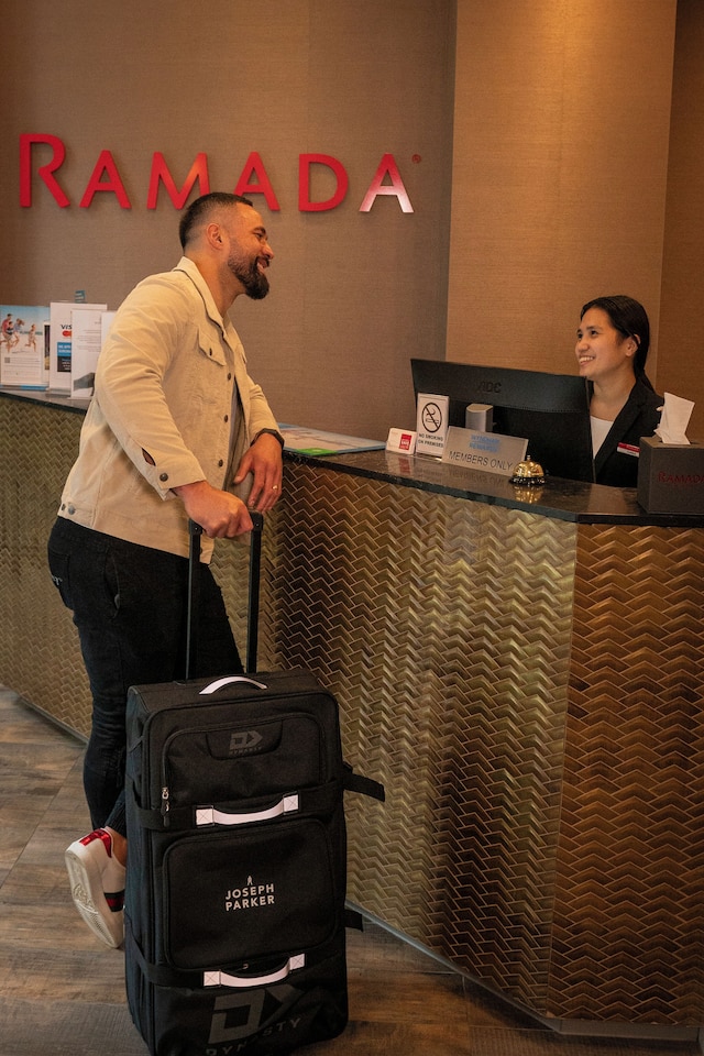 ラマダ スイーツ バイ ウィンダム ビクトリア ストリート ウエスト