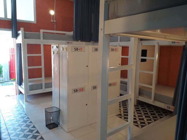 ホーム アディクツ ホステル