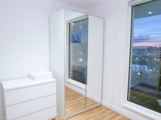 明るいベッドルーム 2 室、アパートメンツ、キーズ