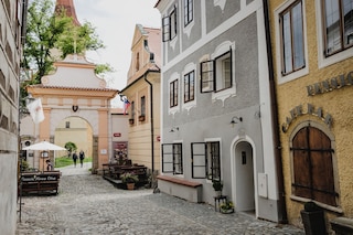 モナステリー ガーデン ビストロ & ルームズ